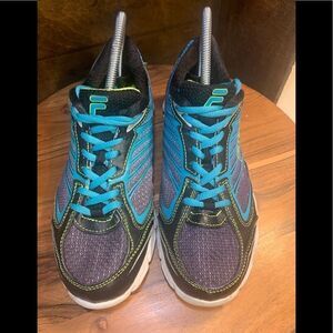 Fila like new womens sneakers.  Inv 5194